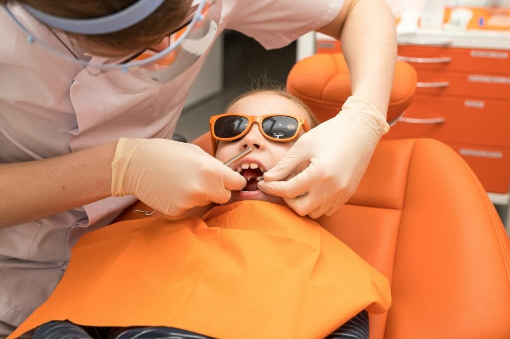 Apparecchio denti per espansione del palato in una bambina, ragazza adolescente con apparecchio ortodontico