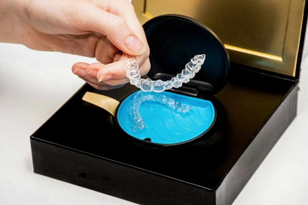 Allineatori Invisalign trasparenti in una scatola, apparecchio invisibile per allineare i denti