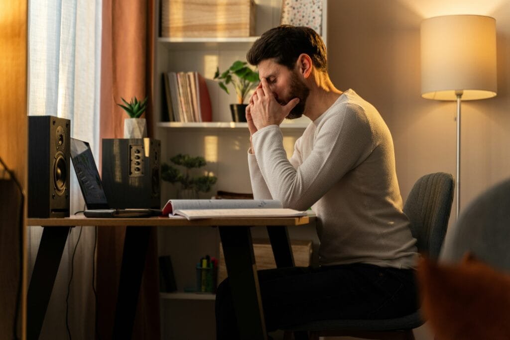 Gengivite da stress - imprenditore stressato che affronta problemi di lavoro. Effetti dello stress sulla salute delle gengive